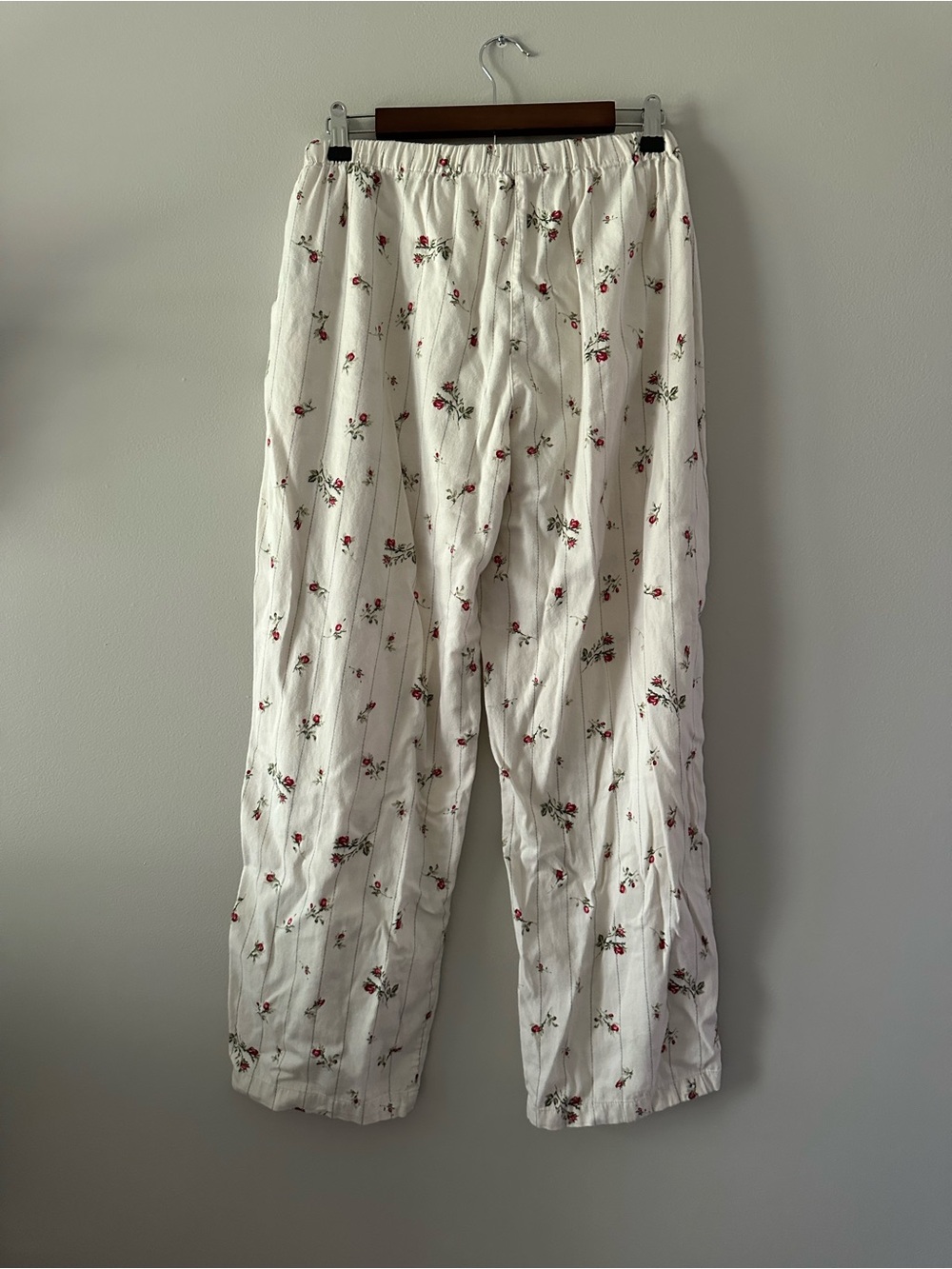 Ralph Lauren Cream Pajama Set with Red Floral Print - Picture 5 of 10